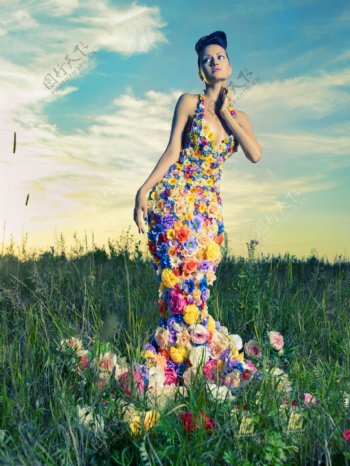 草地里穿着花朵衣服的女人图片