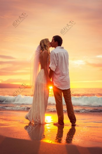 海滩接吻的夫妻图片