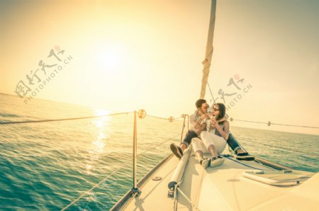 坐轮船看日出的情侣图片