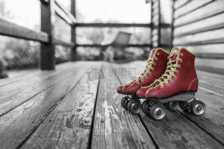 木地板上的红色滑冰鞋