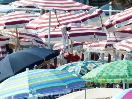 度假村里堆积的阳伞