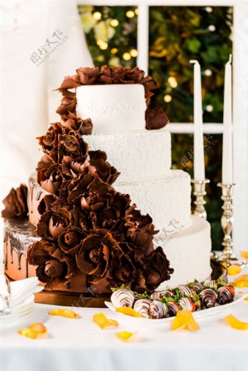 巧克力婚礼蛋糕摄影图片