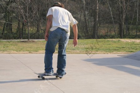 一个在滑板的年轻人