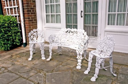 别墅门前的欧式椅子图片