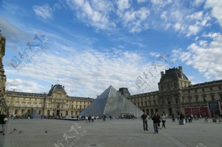 法国卢浮宫金字塔图片