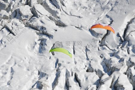 雪地里的滑翔伞