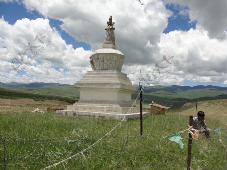 藏传佛教白塔摄影图下载