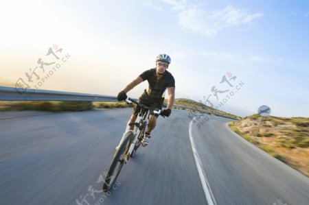 骑着单车的男人图片