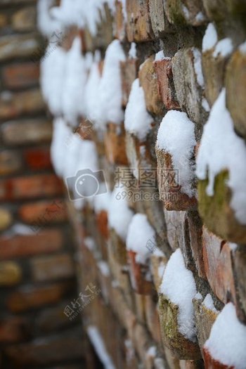 砖墙上的白雪