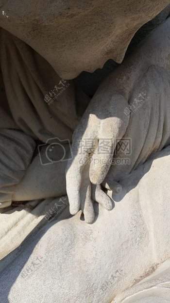 石头雕刻的人和手