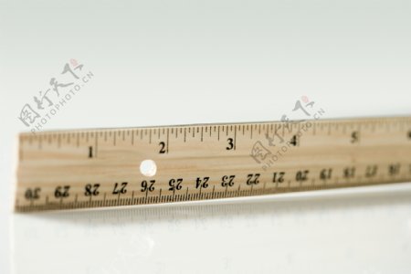钢尺测量工具特写图片