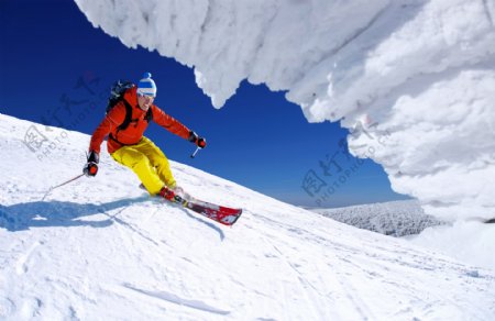 雪坡上滑雪的人物图片