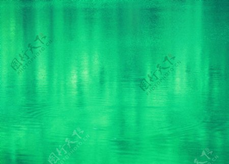 水面绿色倒影图片