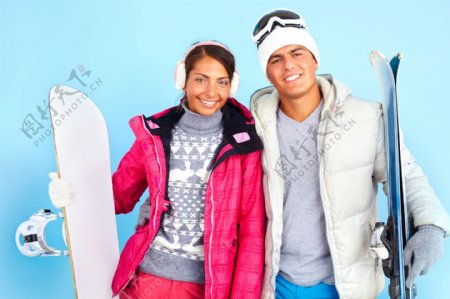 拿滑雪板的情侣图片