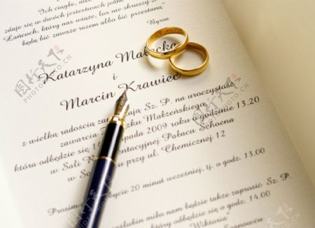 钢笔与结婚戒指图片