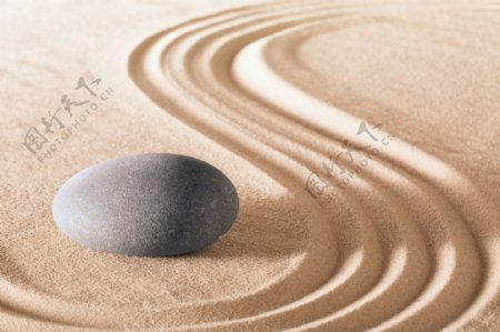 沙子上的石子图片