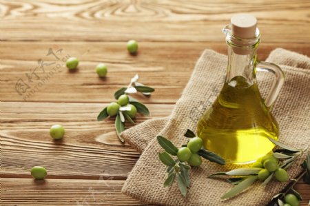 橄榄油与木板背景图片