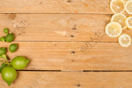 木板上的柠檬片和柠檬图片