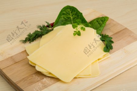 木板上的奶酪图片