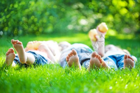 躺在草地上的孩子们图片