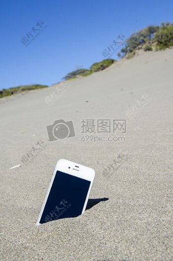 插在沙子里的手机
