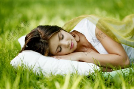 躺在草地上睡觉的美女图片