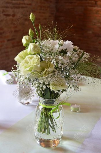 桌子上的鲜花