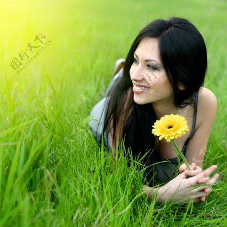 草地上的年轻美丽女人图片