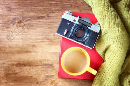 复古相机与咖啡