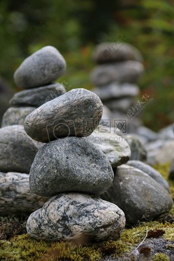 许多叠压的石头