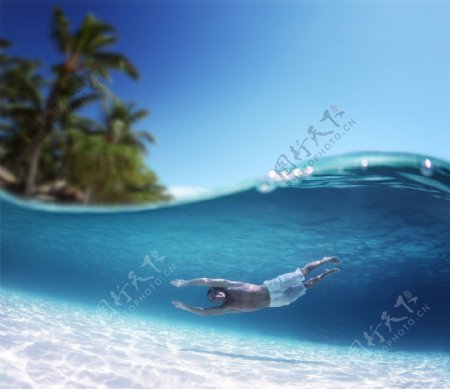 水中游泳的男子图片