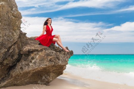 礁石上的红衣美女图片