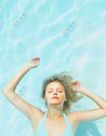 正在浮水的女人图片