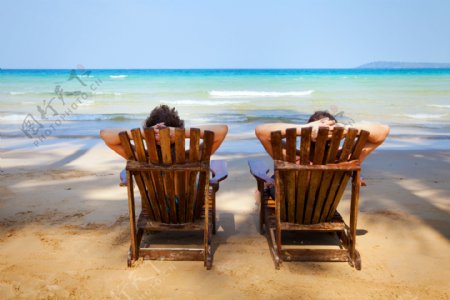 海边躺椅上的情侣图片