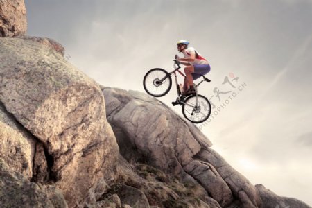 骑自车车攀登的男人图片