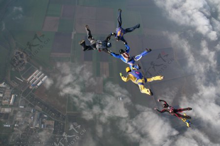 空中跳伞运动员图片
