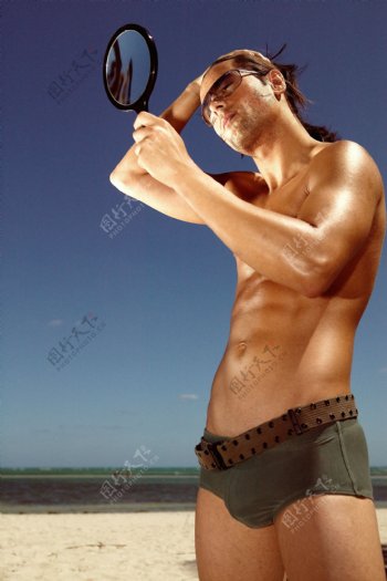 沙滩上的外国男人图片
