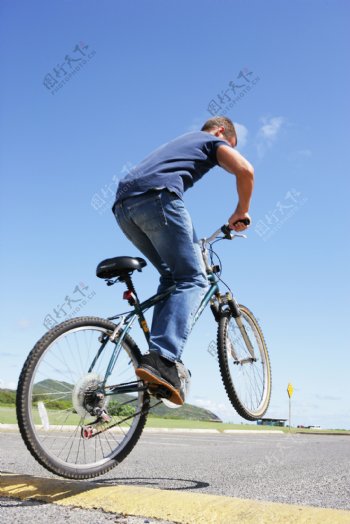 骑自行车的男人图片