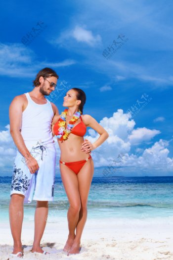 站在沙滩上的外国情侣摄影图片