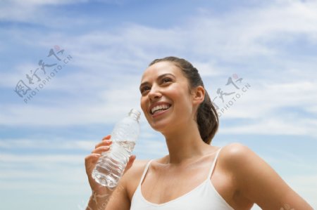 喝水的健康女孩图片
