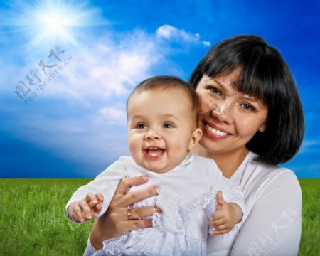 蓝天下的宝宝与妈妈图片
