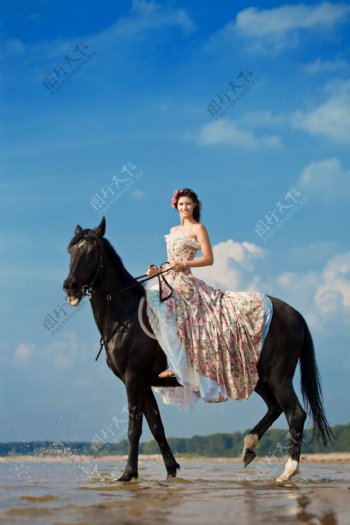 马背上的美女图片
