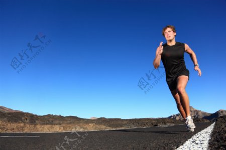 跑步的男士图片