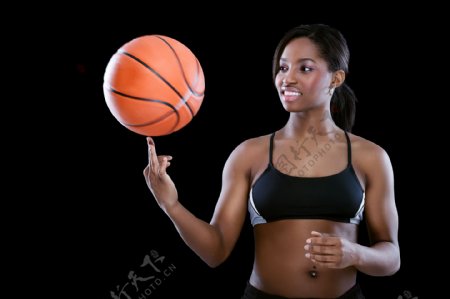 转篮球的女子运动员图片
