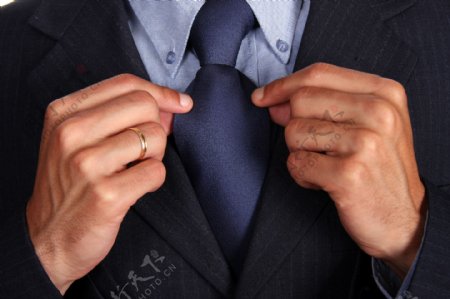 整理领带的商务男士图片