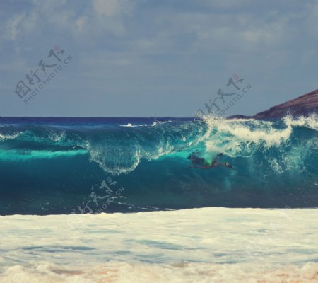 海滩上的蓝色海浪图片