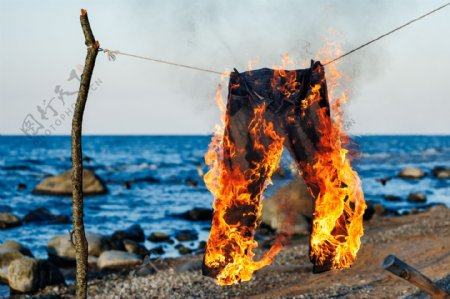 挂着燃烧的牛仔裤图片