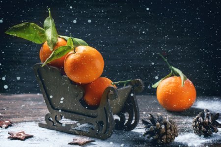 木板上的橘子与松塔图片