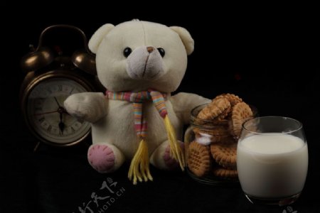 牛奶饼干与玩具熊图片