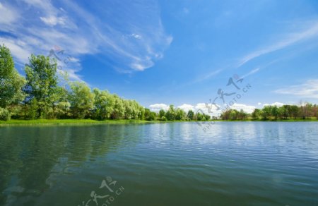 蓝天下清澈的湖水图片